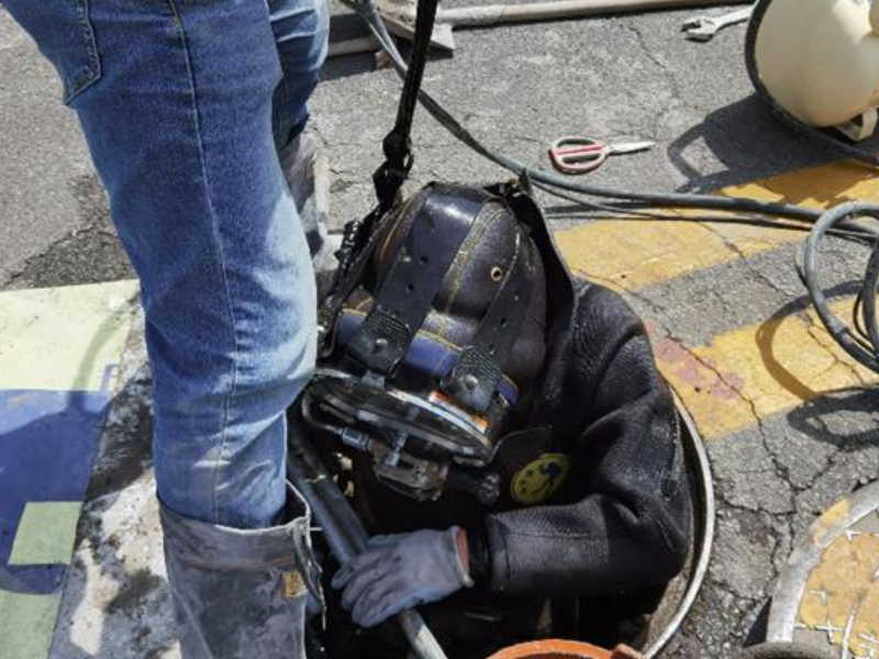 长沙岳麓区打捞掉进下水管道的手机 项链 戒指